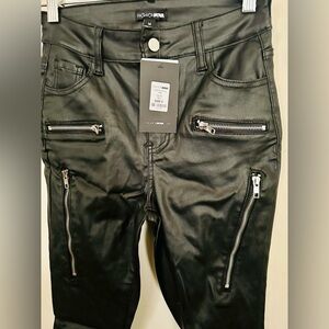 FashionNova Fall Fashion! Zippered Black Faux Leather Pants